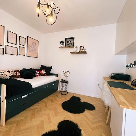 Cosy Penthouse - Large Balconies With Views - 5Min Disneyland เซร์ริส ภายนอก รูปภาพ