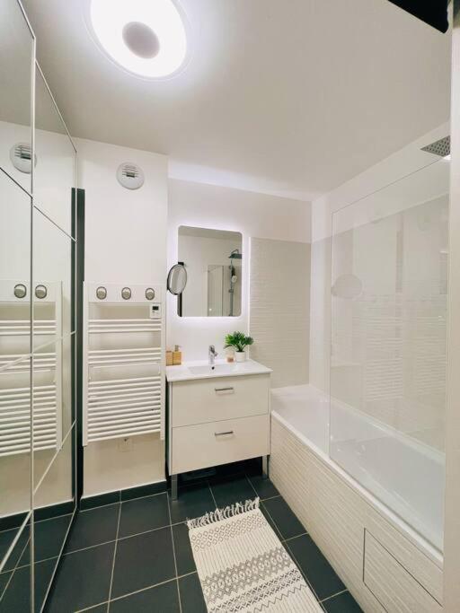 Cosy Penthouse - Large Balconies With Views - 5Min Disneyland เซร์ริส ภายนอก รูปภาพ