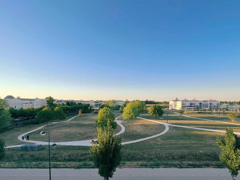 Cosy Penthouse - Large Balconies With Views - 5Min Disneyland เซร์ริส ภายนอก รูปภาพ